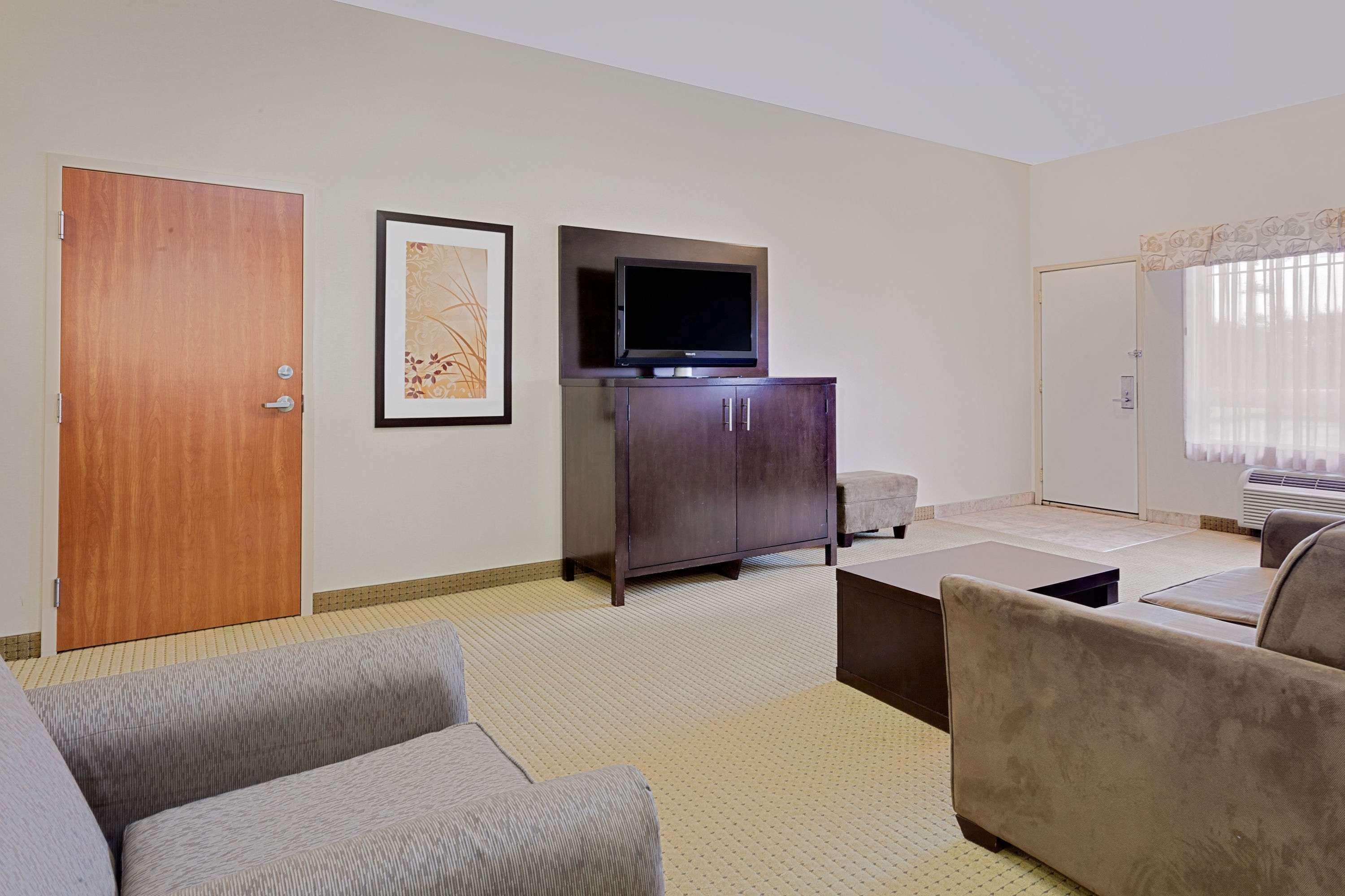 Ramada By Wyndham Lac La Biche Zewnętrze zdjęcie