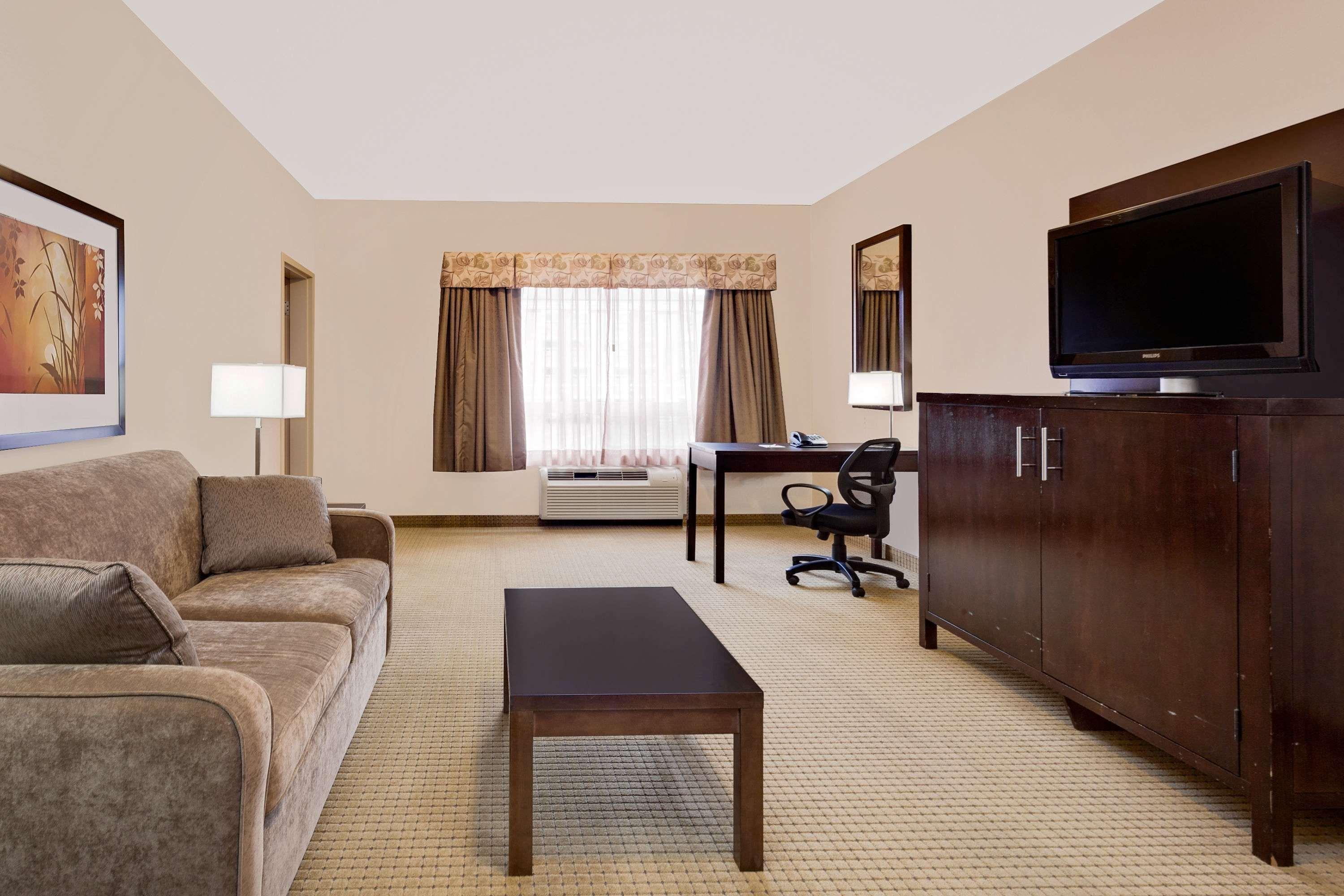 Ramada By Wyndham Lac La Biche Zewnętrze zdjęcie