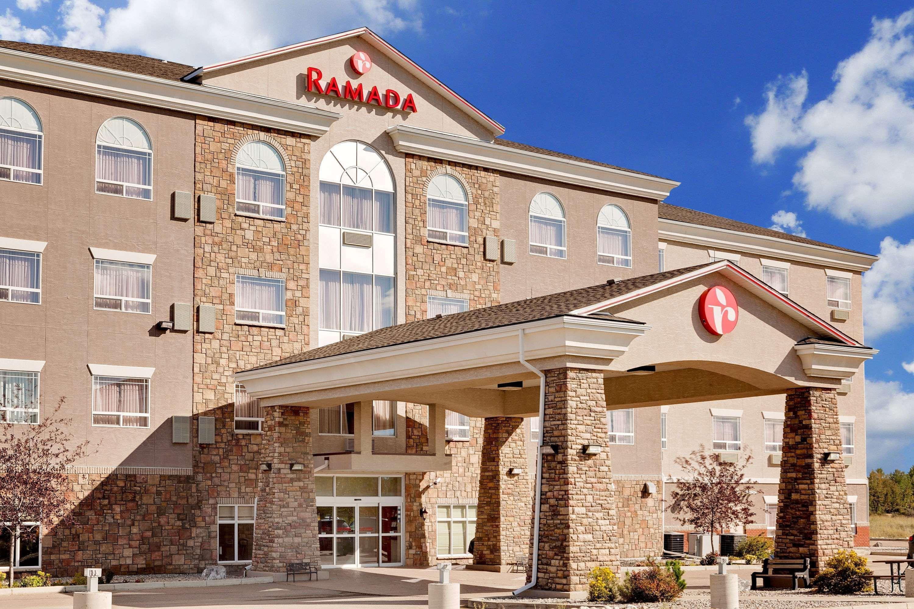 Ramada By Wyndham Lac La Biche Zewnętrze zdjęcie