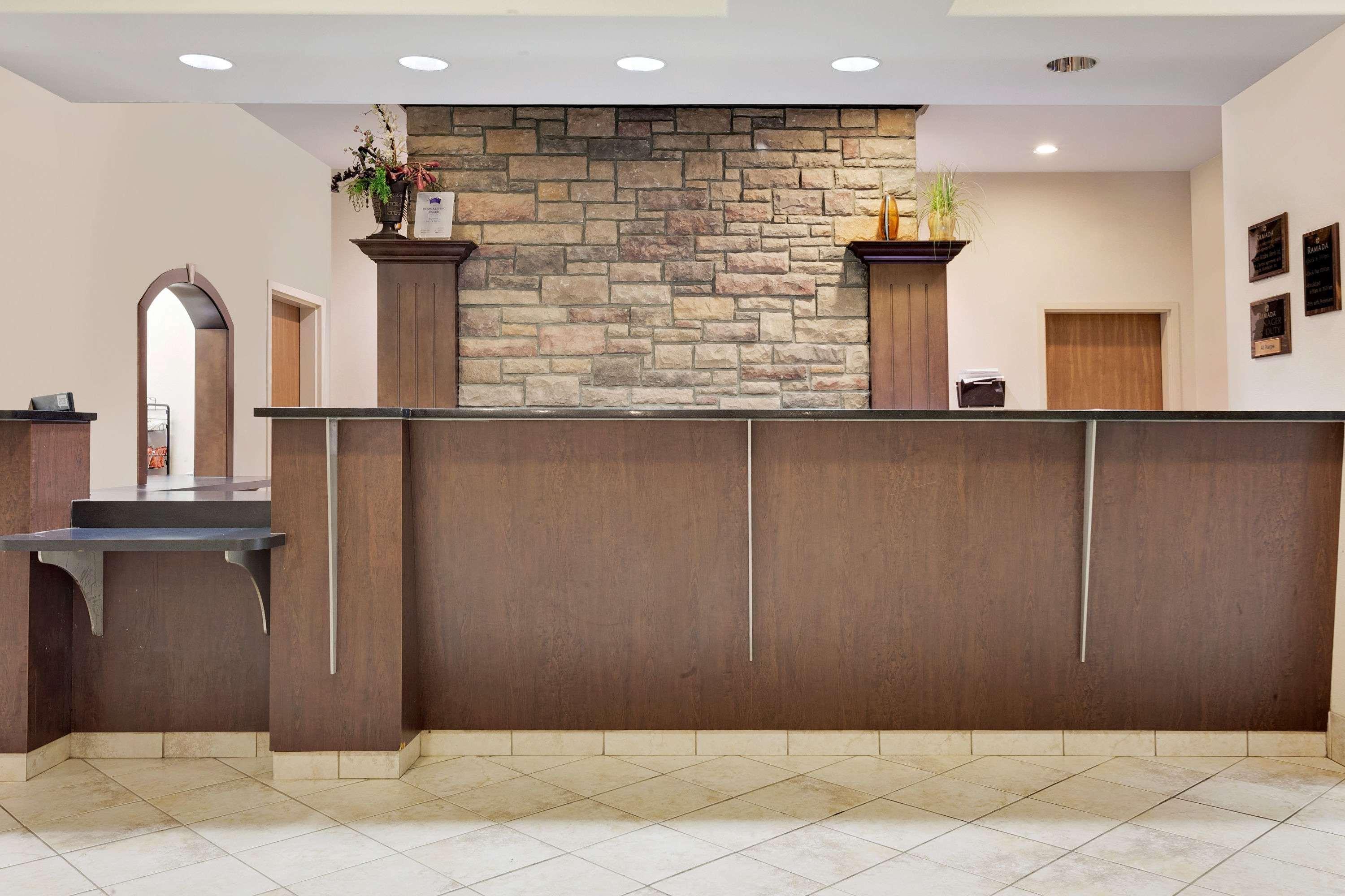 Ramada By Wyndham Lac La Biche Zewnętrze zdjęcie