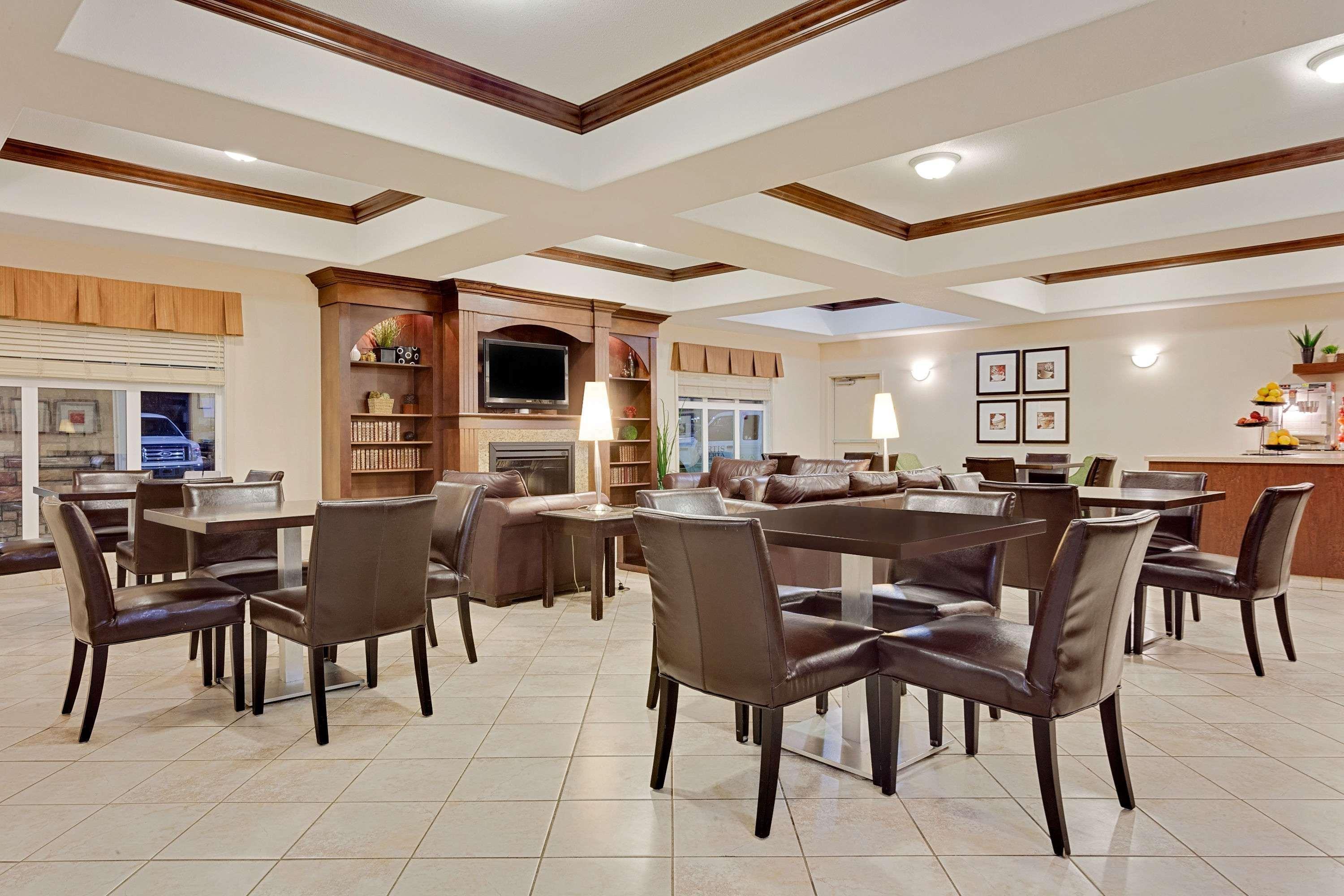 Ramada By Wyndham Lac La Biche Zewnętrze zdjęcie