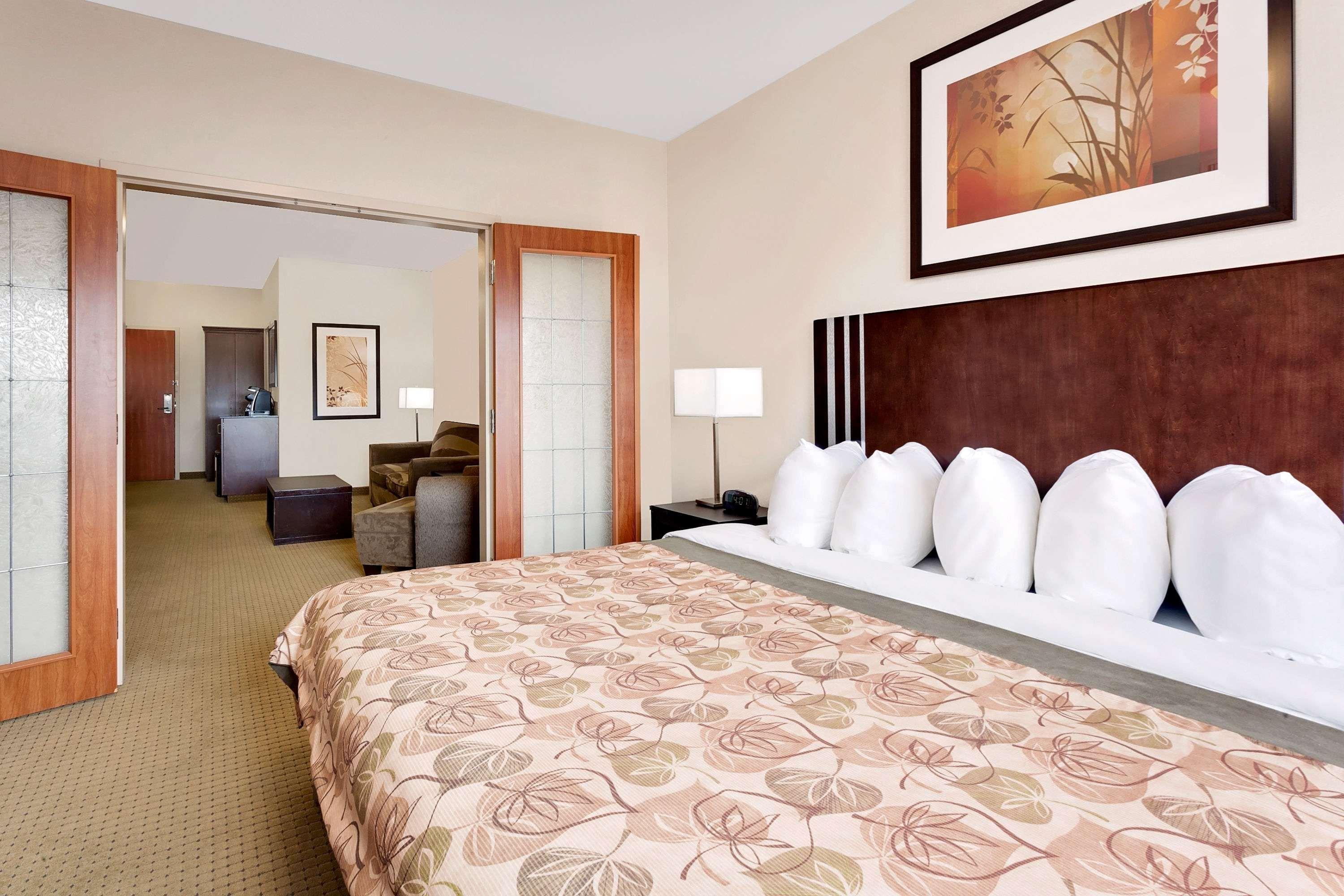 Ramada By Wyndham Lac La Biche Zewnętrze zdjęcie