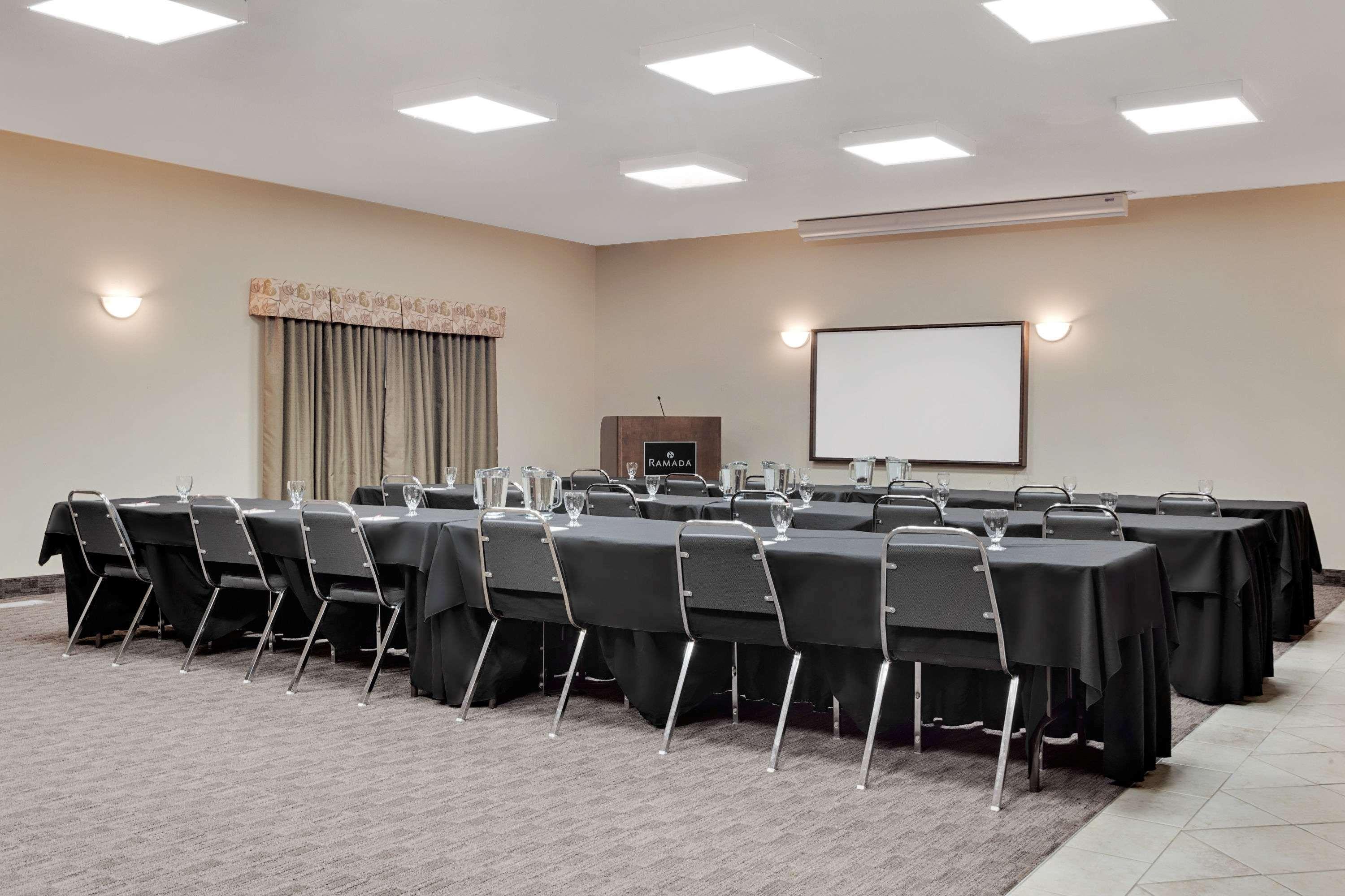 Ramada By Wyndham Lac La Biche Zewnętrze zdjęcie