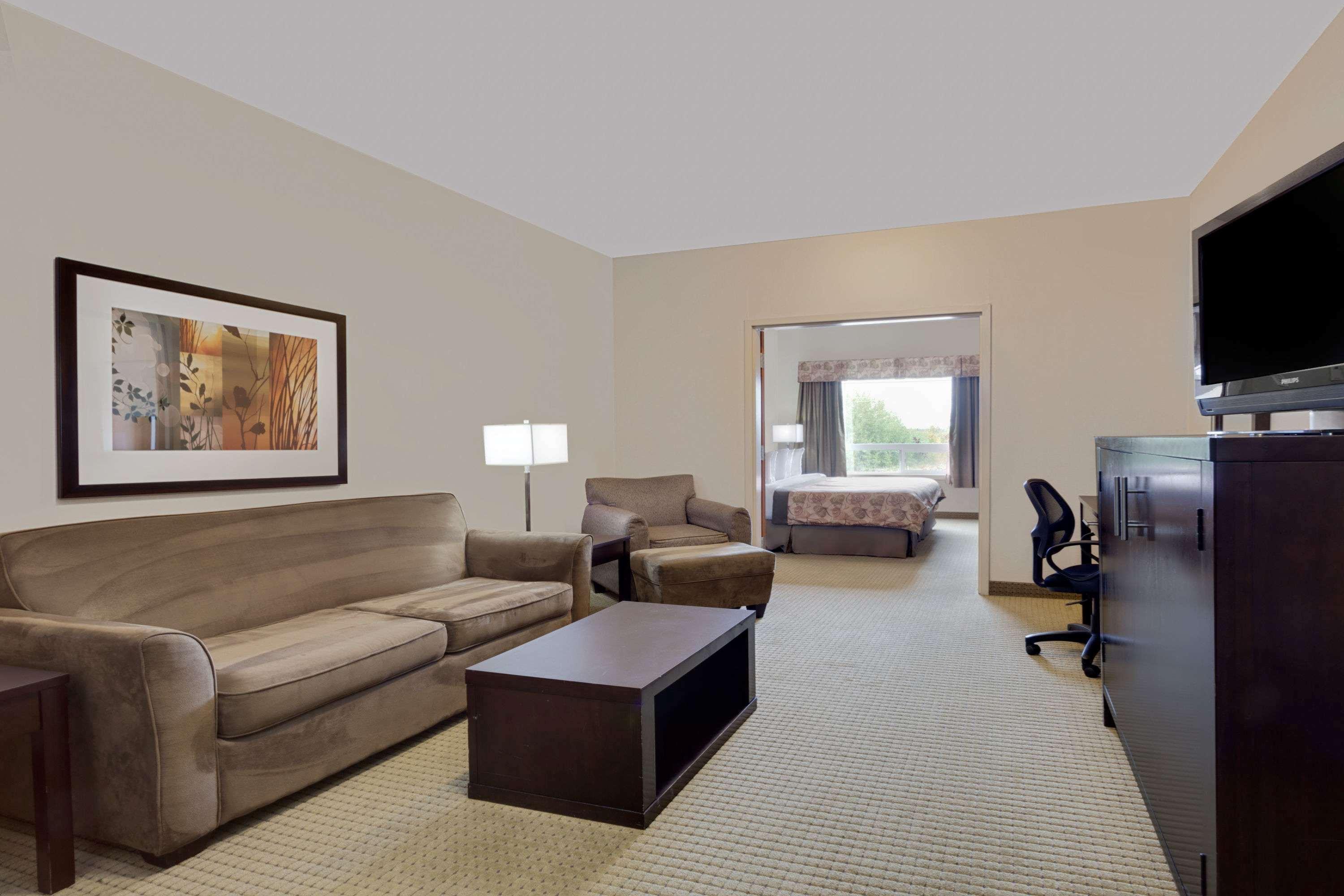 Ramada By Wyndham Lac La Biche Zewnętrze zdjęcie