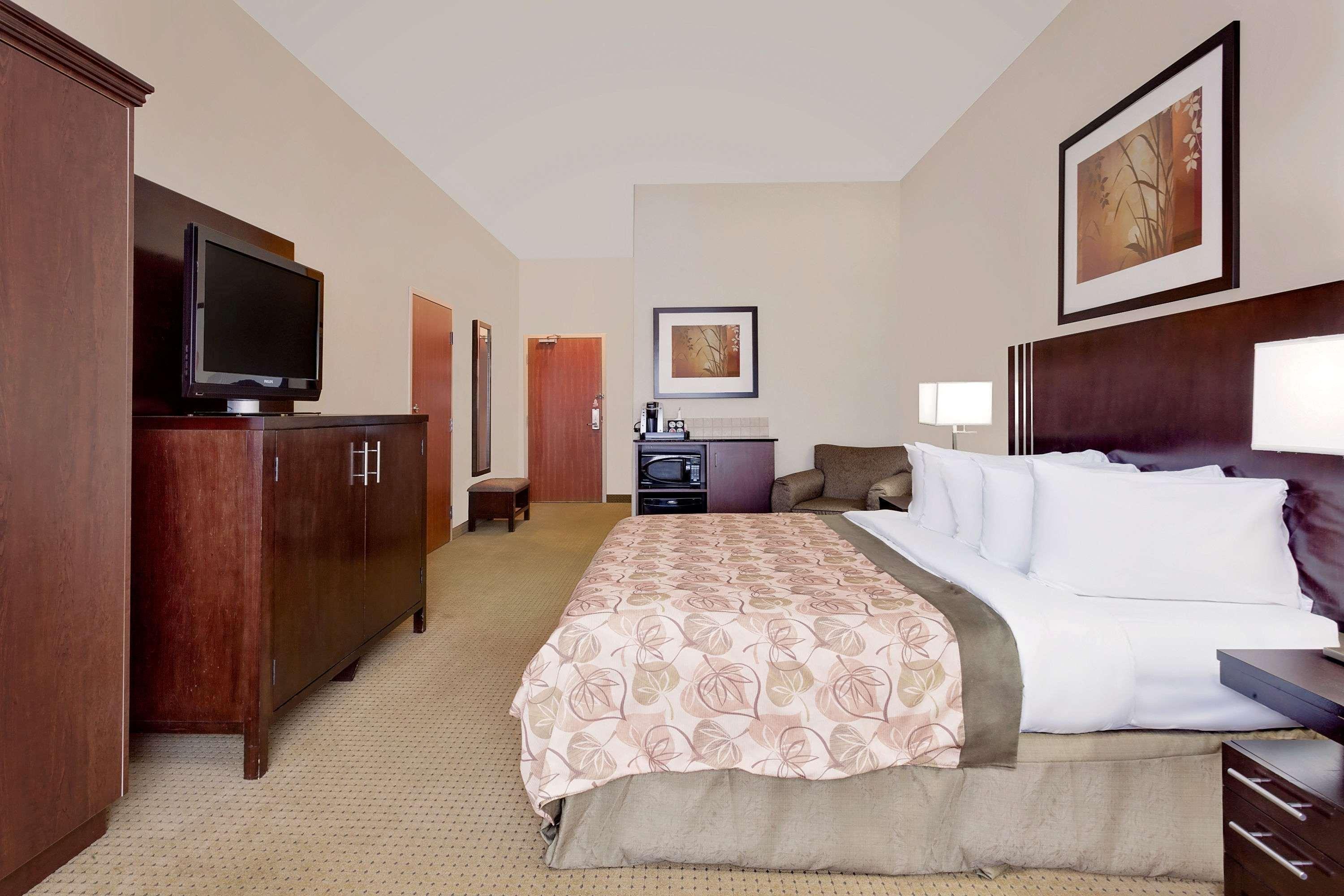 Ramada By Wyndham Lac La Biche Zewnętrze zdjęcie