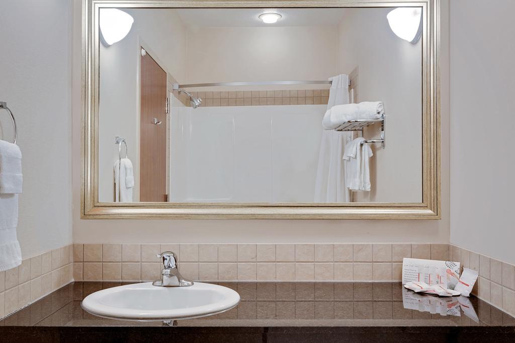 Ramada By Wyndham Lac La Biche Zewnętrze zdjęcie