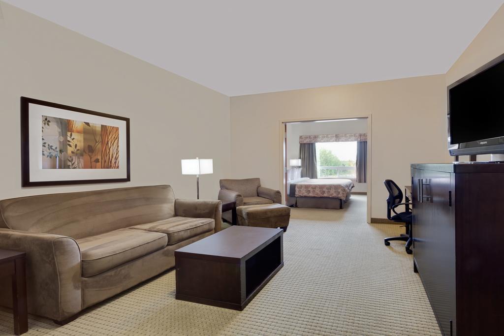 Ramada By Wyndham Lac La Biche Zewnętrze zdjęcie