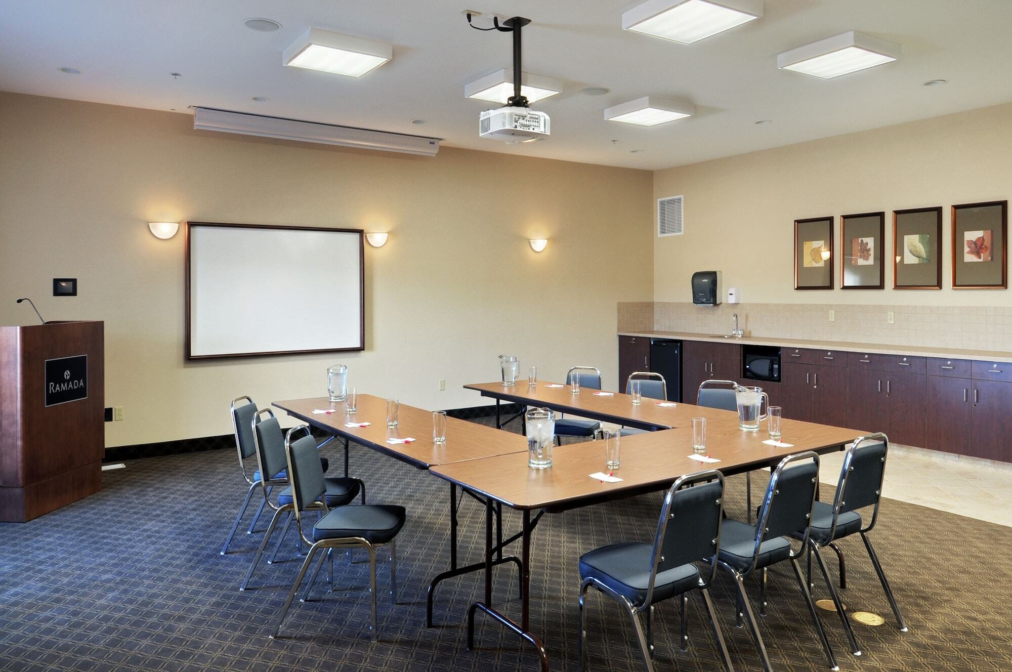 Ramada By Wyndham Lac La Biche Zewnętrze zdjęcie